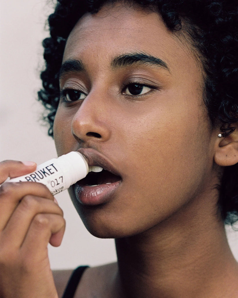 L:A BRUKET 017 Lip balm Almond/ Coconut
