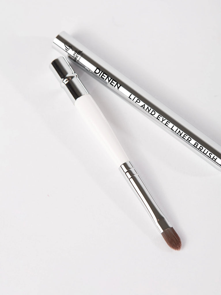 UND GRETEL DIENEN Lip and Eye Liner Brush